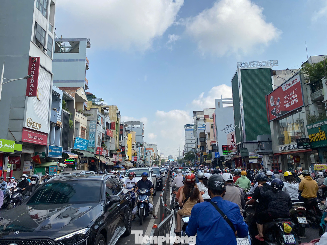 Chia sẻ với PV, anh Lê Minh Đăng (ngụ quận 8) cho biết: &quot;Khu vực đường Dương Bá Trạc, cầu Nguyễn Văn Cừ này thường xuyên ùn ứ vào giờ cao điểm sáng và chiều. Người dân đi làm hết sức vất vả&quot;.