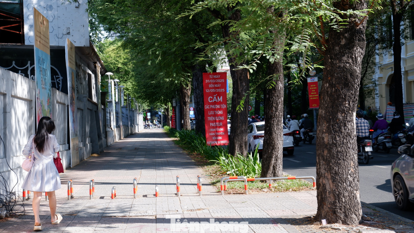 Mới đây, Sở Giao thông Công chánh TPHCM đã có văn bản gửi UBND các địa phương về nghiên cứu tháo dỡ thanh chắn trên vỉa hè gây cản trở lưu thông bộ hành. Ảnh:Hàng rào chắn trên đường Pasteur (quận 1).