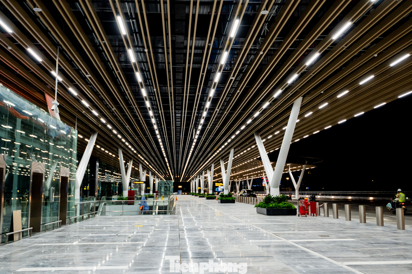 Một số hình ảnh diện mạo bên trong và bên ngoài nhà ga T3 hiện đại của sân bay Tân Sơn Nhất. Một số hình ảnh diện mạo bên trong và bên ngoài nhà ga T3 hiện đại của sân bay Tân Sơn Nhất.