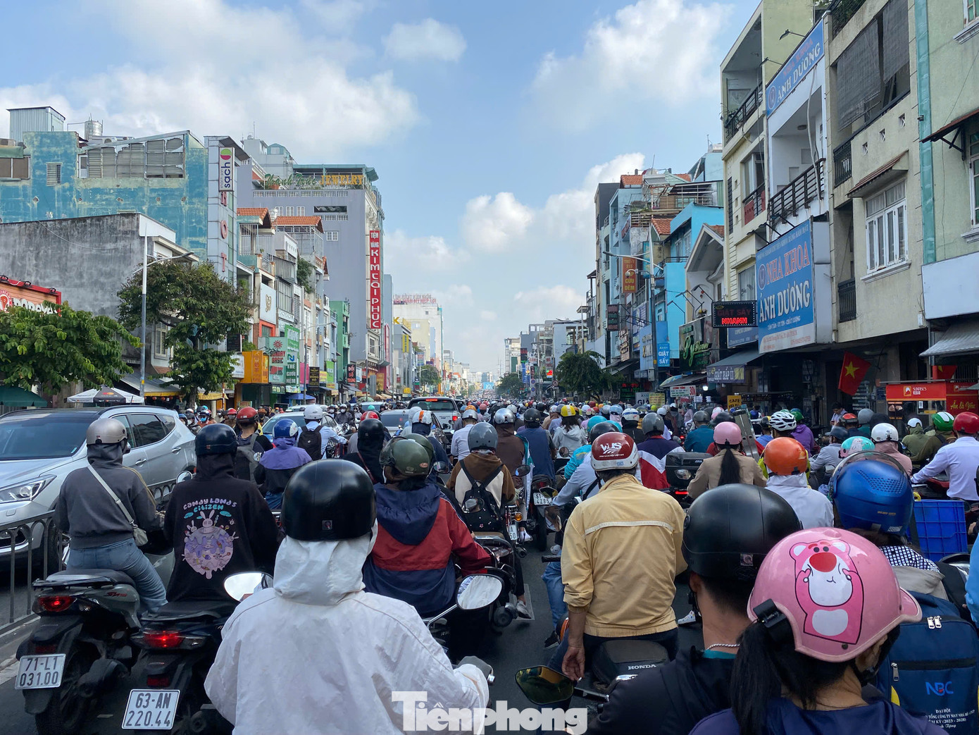 Hàng trăm phương tiện chen chúc di chuyển trên đường Dương Bá Trạc (đoạn từ cầu Kênh Xáng đến cầu Nguyễn Văn Cừ).