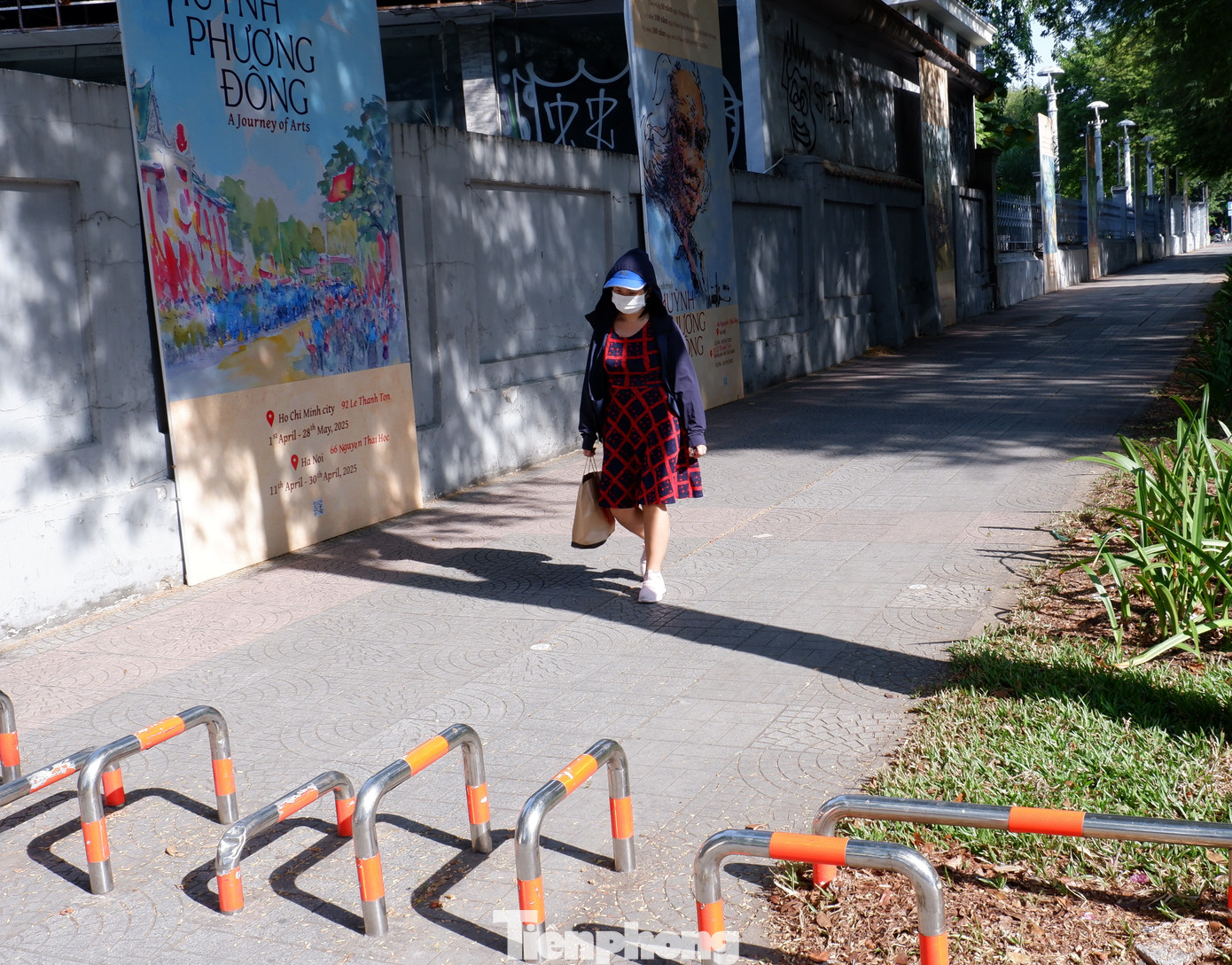 Từ đầu năm 2017, TPHCM thí điểm lắp đặt hệ thống barie rào chắn trên vỉa hè một số tuyến đường như: Pasteur, Lý Tự Trọng, Nguyễn Bỉnh Khiêm, Nam Kỳ Khởi Nghĩa... thuộc quận 1 để ngăn xe máy lưu thông, giúp người đi bộ được an toàn, thuận tiện.