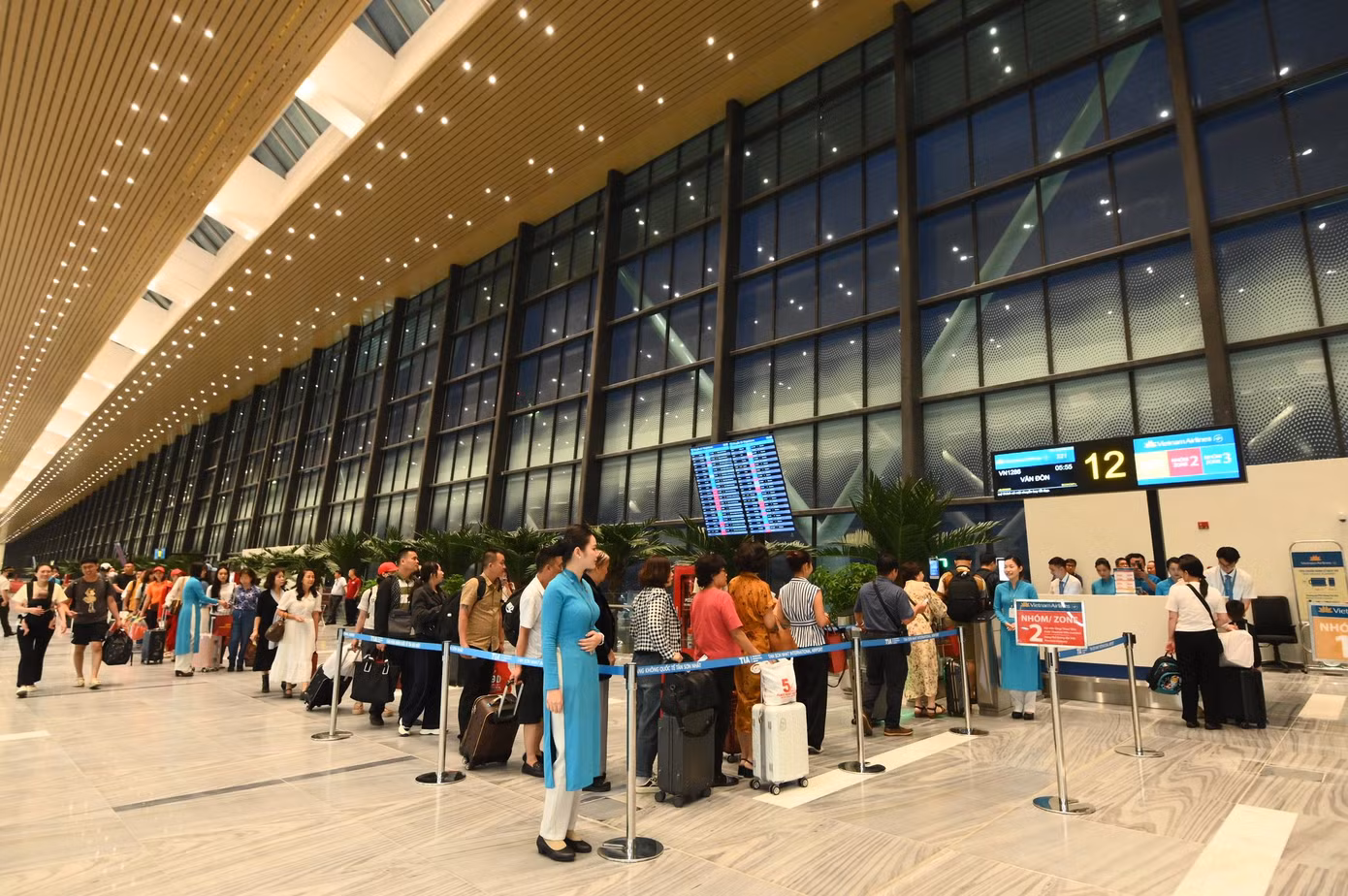 Chuyến bay thương mại mang số hiệu VN1286 của hãng hàng không Vietnam Airlines là chuyến bay đầu tiên được khai thác tại nhà ga T3. Ảnh: ACV
