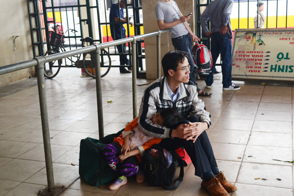 Ngủ tránh nắng trong bến xe