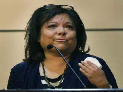 Cô Cynthia Ambrose bật khóc tại phiên toà. . Cô Cynthia Ambrose bật khóc tại phiên toà.