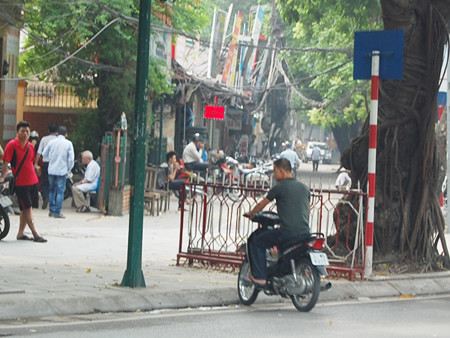 Nhiều người vẫn tìm cách bỏ chạy khi bị lực lượng CSGT ra hiệu lệnh dừng xe