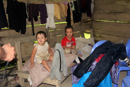 Hai bé Thiện Nhân 5 tuổi và Yến Nhi 3 tuổi đói lắm rồi mà chưa có cơm ăn