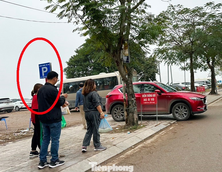 Thậm chí, cột biển báo thông báo điểm trông giữ xe được UBND quận Tây Hồ cấp phép vẫn dựng ở đường đi nên nhiều chủ xe vẫn đưa xe vào gửi, trả tiền phí giá cao.