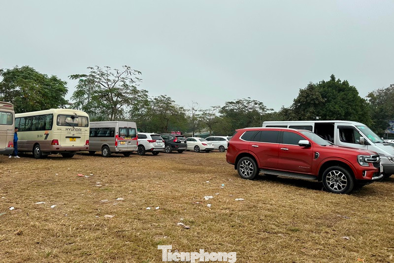 Để phục vụ người dân có nơi gửi xe khi đến Phủ Tây Hồ dịp Tết Quý Mão, trong thời gian trước và sau Tết khoảng hơn 1 tuần, UBND quận Tây Hồ đã cấp phép cho khoảng 3 đơn vị được trông giữ xe tại các tuyến đường xung quanh phủ và bãi đất trống ven hồ Tây.