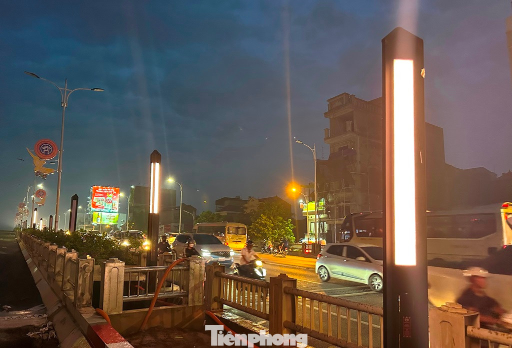 Một số đèn led trang trí trên cầu Vĩnh Tuy 2 được nhà thầu thắp sáng thử nghiệm về ban đêm.