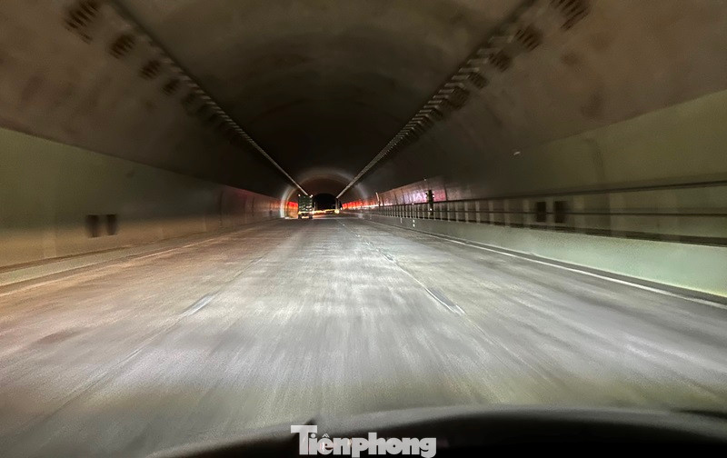 Phương tiện ô tô lưu thông qua hầm hiện đang phải dùng đèn pha tự soi đường để đi.
