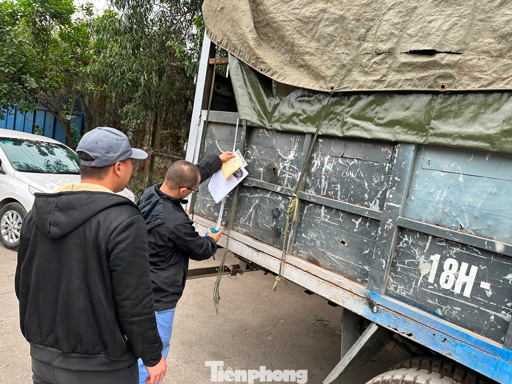 Để tạo thuận tiện, giảm giờ chờ của người dân, TTĐK đã lập các tổ công tác ra bên ngoài sân để khám những hạng mục thân, vỏ, thành thùng xe trước.