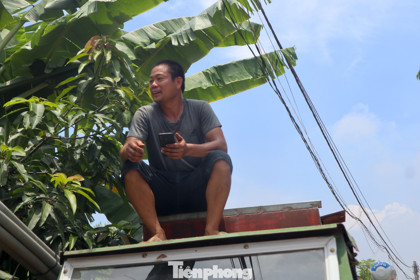 Tình trạng hết nước diễn ra phổ biến với hàng nghìn hộ dân trên địa bàn xã Cẩm Lĩnh cùng các xã lân cận những ngày hè vừa qua. Do nhu cầu cao của người dân, bên cạnh việc dùng xe để vận chuyển vật liệu xây dựng, vài năm gần đây, cứ đến mùa khô là anh làm thêm cả công việc chở nước. Tình trạng hết nước diễn ra phổ biến với hàng nghìn hộ dân trên địa bàn xã Cẩm Lĩnh cùng các xã lân cận những ngày hè vừa qua. Do nhu cầu cao của người dân, bên cạnh việc dùng xe để vận chuyển vật liệu xây dựng, vài năm gần đây, cứ đến mùa khô là anh làm thêm cả công việc chở nước.