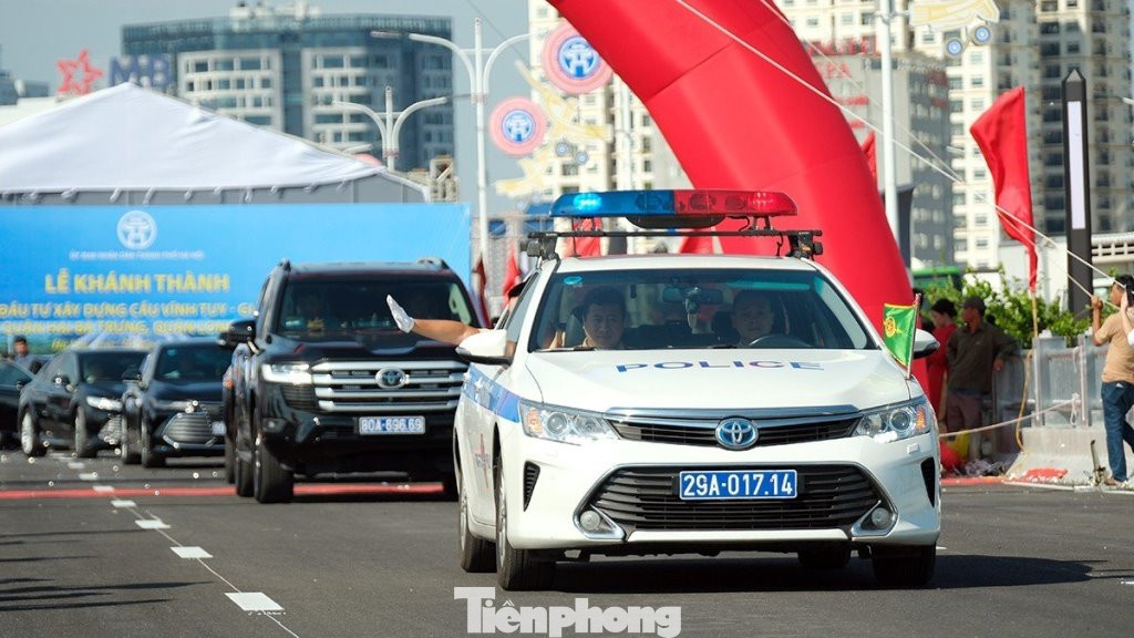 Đoàn xe của đại diện Chính phủ, các bộ ngành và thành phố Hà Nội thông xe cầu Vĩnh Tuy giai đoạn 2. Ảnh: Mạnh Thắng