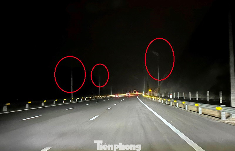 Cho ý kiến về việc này, Ban Quản lý dự án Thăng Long, Bộ GTVT (chủ đầu tư, đang quản lý tuyến đường) cho biết, thời gian qua các địa phương nơi có hầm cao tốc thường mất điện sinh hoạt thường xuyên, ảnh hưởng đến chiếu sáng tại hầm. "Tuy nhiên chủ đầu tư đã yêu cầu các đơn vị vận hành phải có máy nổ để chiếu sáng bên trong hầm, đảm bảo giao thông, chúng tôi sẽ có kiểm tra, nhắc nhở việc này", đại diện Ban QLDA Thăng Long nói.