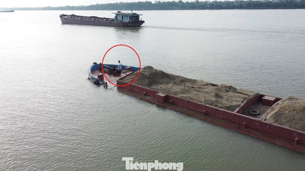 Sau nhiều giờ đồng hồ tàu NĐ-3354 gặp sự cố nhưng không gặp bất kỳ đơn vị tuần tra đường sông nào xuất hiện, cuối giờ chiều, nhân viên tàu đã phải đứng ra đầu phương tiện nhờ trợ giúp từ các tàu đi lại trên sông.