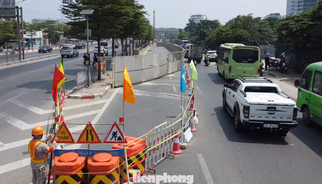 Tổng mức đầu tư dự kiến hơn 348 tỷ đồng, sáng nay đơn vị thi công tiếp tục lắp đặt các cảnh báo mềm cách xa hàng rào công trường để người điều khiển phương tiện nhận biết.