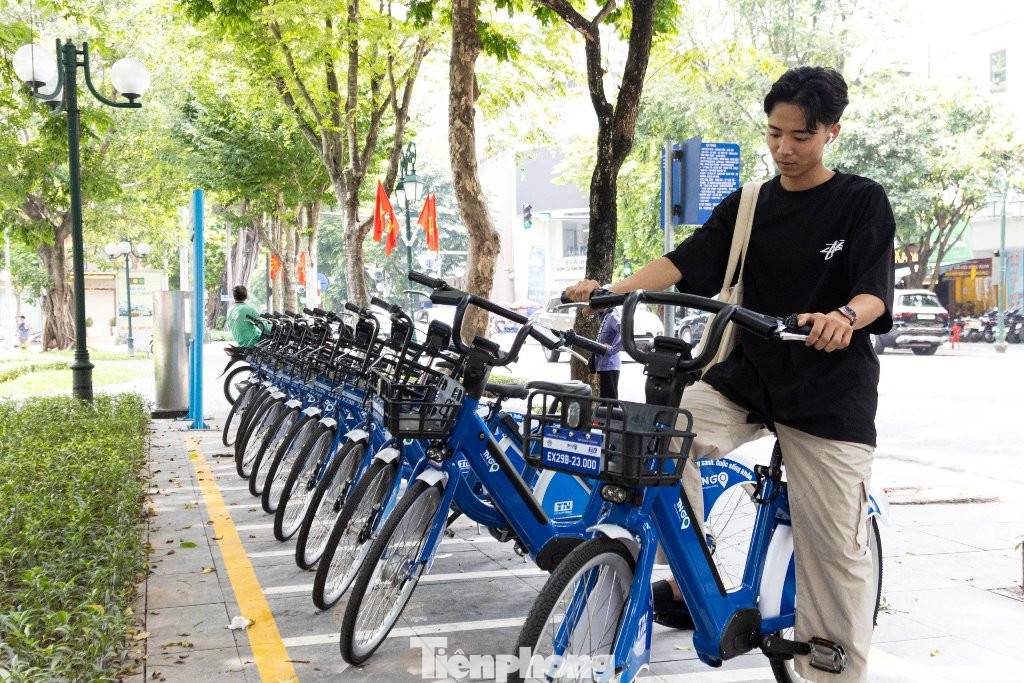 Hơn 24.000 lượt người sử dụng xe đạp công cộng sau 10 ngày vận hành đầu tiên. Ảnh: Trọng Tài. Hơn 24.000 lượt người sử dụng xe đạp công cộng sau 10 ngày vận hành đầu tiên. Ảnh: Trọng Tài.