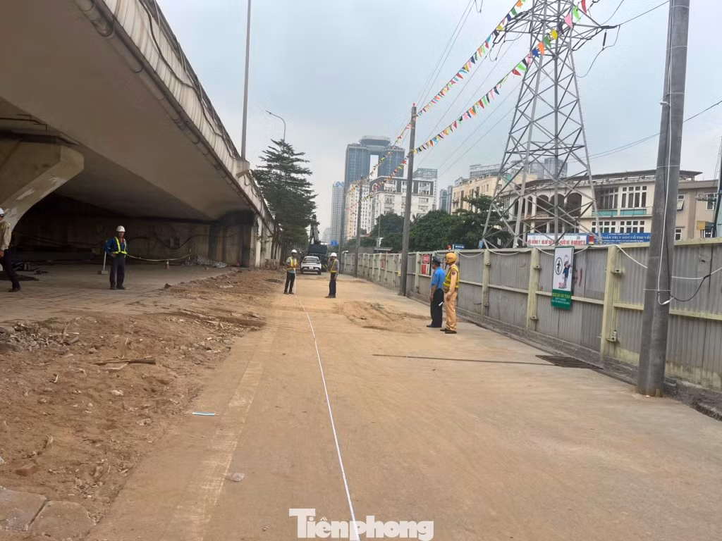 Đo chiều dài dọc hàng rào chiếm dụng mặt đường Phạm Hùng qua nút.