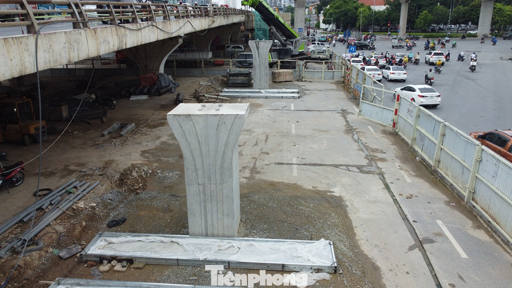 Do là cầu vượt dành cho tách làn xe máy, nên trụ cầu vượt thép được đúc nhỏ, mảnh hơn trụ cầu vượt Mai Dịch (cầu sẽ dành cho ô tô lưu thông).