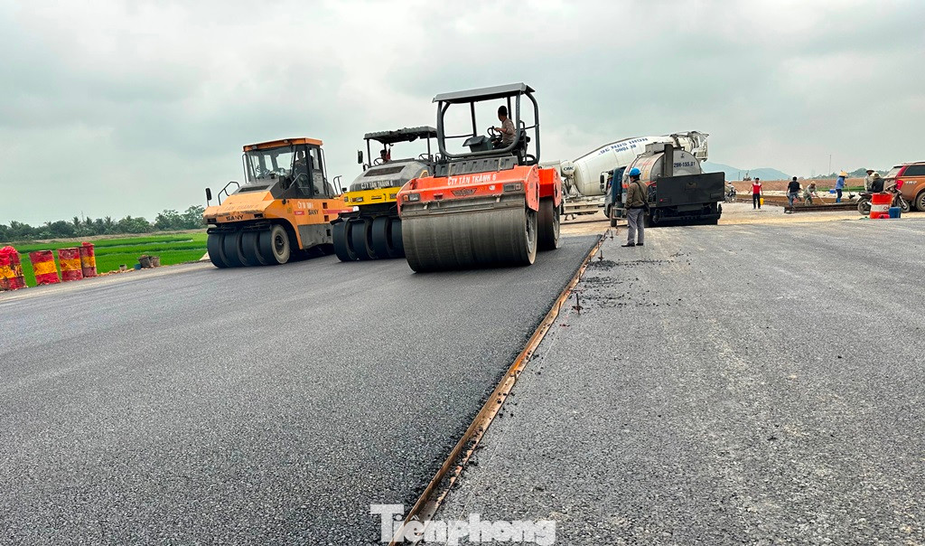 Ông Lê Văn Dũng cho biết, chậm nhất đến 25/4, các công việc thi công tại nút giao sẽ hoàn thành, đảm bảo phục vụ thông xe dự án vào dịp 30/4.