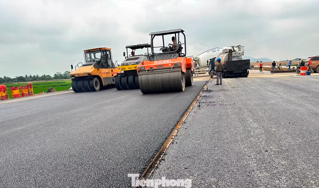 Ông Lê Văn Dũng cho biết, chậm nhất đến 25/4, các công việc thi công tại nút giao sẽ hoàn thành, đảm bảo phục vụ thông xe dự án vào dịp 30/4.
