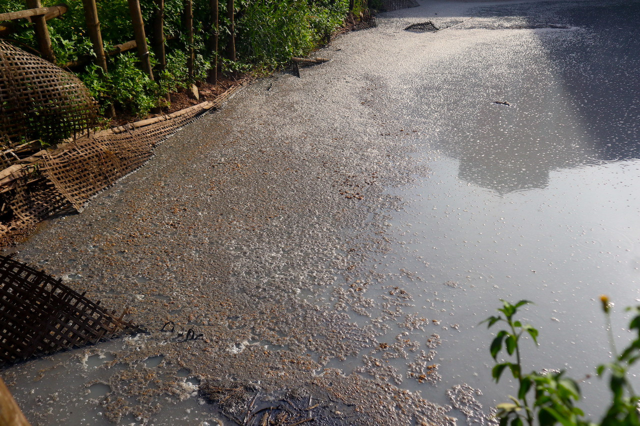 Để ngâm ủ các loại củ, ở đây hầu như xưởng nào cũng phải xây những bể xi măng lớn hoặc quây cót thành những vựa lớn, kết hợp các loại thùng tôn to nhỏ.