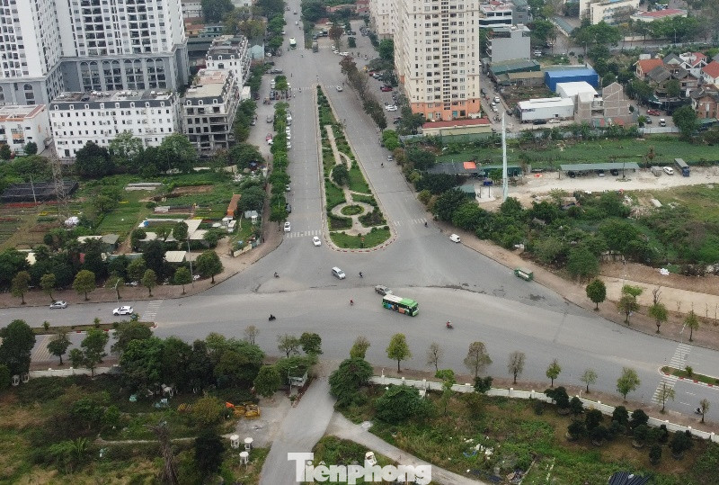 Phố Sài Đồng rộng 6 làn đường có dải phân cách giữa nhưng đường nối tiếp chưa làm, chỉ là một con đường nhỏ, đủ xe máy qua lại.