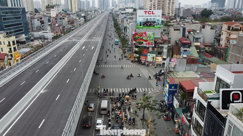 Đường Vành đai 2 trên cao và đường dưới thấp sau khi được mở rộng và thông xe vào sáng 11/1.