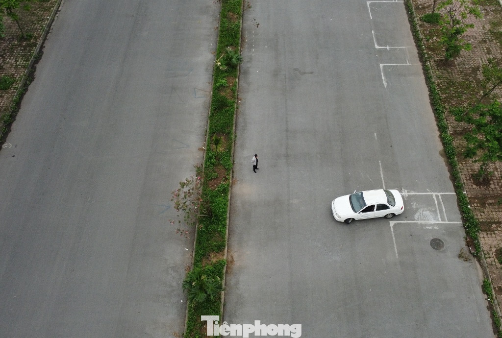 Một số đoạn bị kẻ vôi để làm bãi tập xe ô tô.