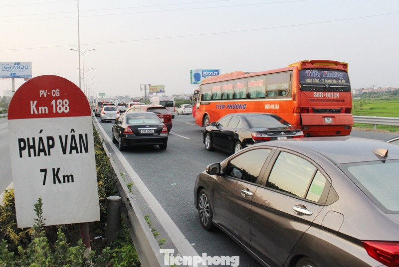 Nhiều thời điểm cao tốc dẫn đến nút Pháp Vân bị ùn tắc kéo dài đến 7 km. Nhiều thời điểm cao tốc dẫn đến nút Pháp Vân bị ùn tắc kéo dài đến 7 km.