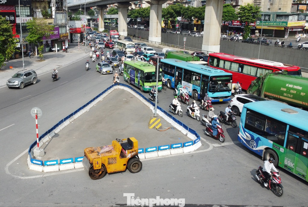Trong 2 ngày nay, các đơn vị thi công đã huy động máy móc đến đường Nguyễn Trãi đoạn qua nút giao Thanh Xuân để san ủi, thu dọn mặt bằng để chuẩn bị rào đường. Trong 2 ngày nay, các đơn vị thi công đã huy động máy móc đến đường Nguyễn Trãi đoạn qua nút giao Thanh Xuân để san ủi, thu dọn mặt bằng để chuẩn bị rào đường.