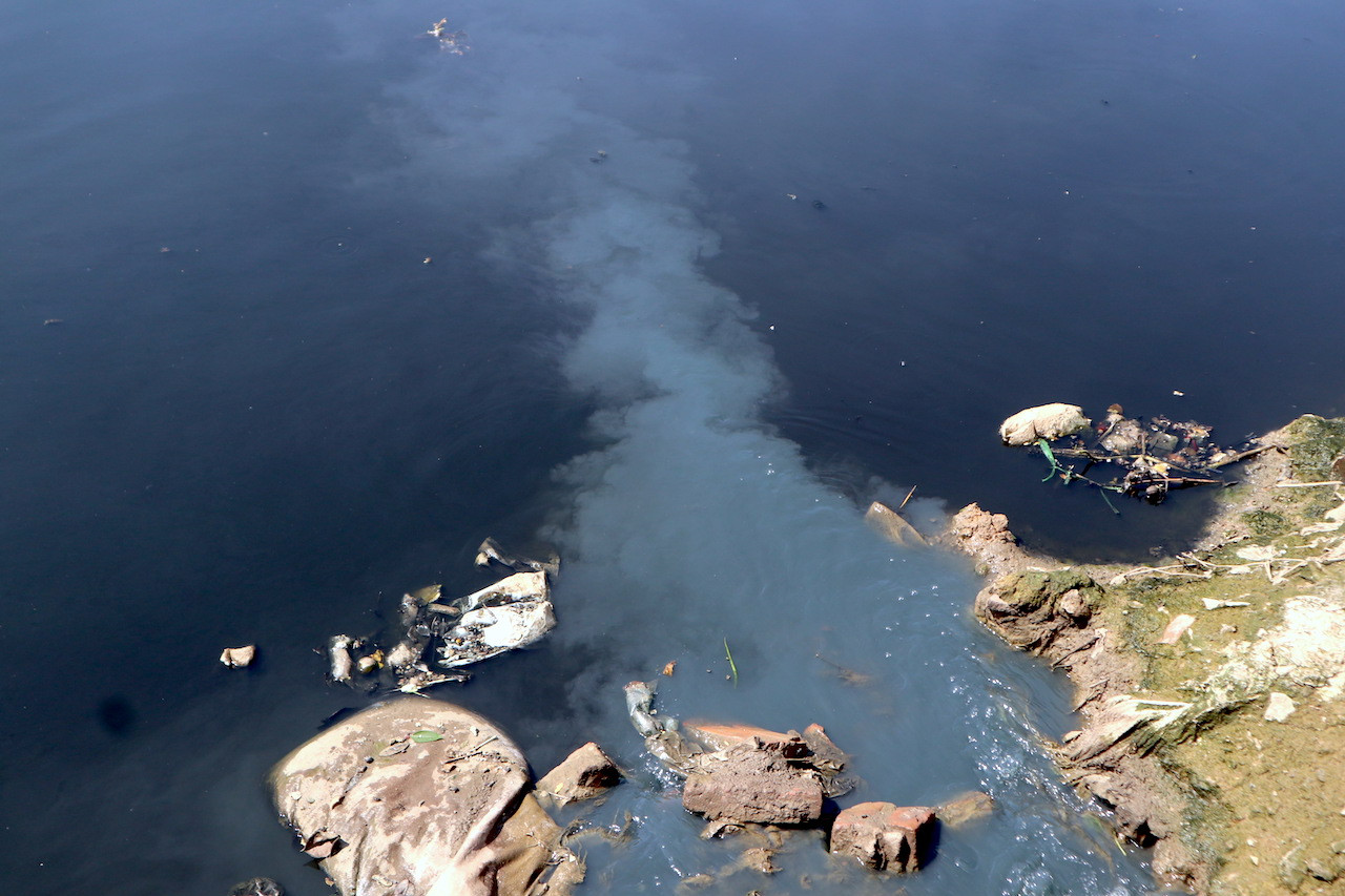 Tại khu vực cầu La Khê (Hoài Đức), đây vốn là một nhánh của sông Nhuệ có mức độ ô nhiễm nghiêm trọng. Nước xả ra từ các ống dẫn của khu dân cư có màu xanh lờ lờ, hoà vào dòng nước đen ngòm sẵn có của dòng sông tạo ra một màu nước mà nhìn mắt thường cũng biết không sinh vật nào có thể sống được.