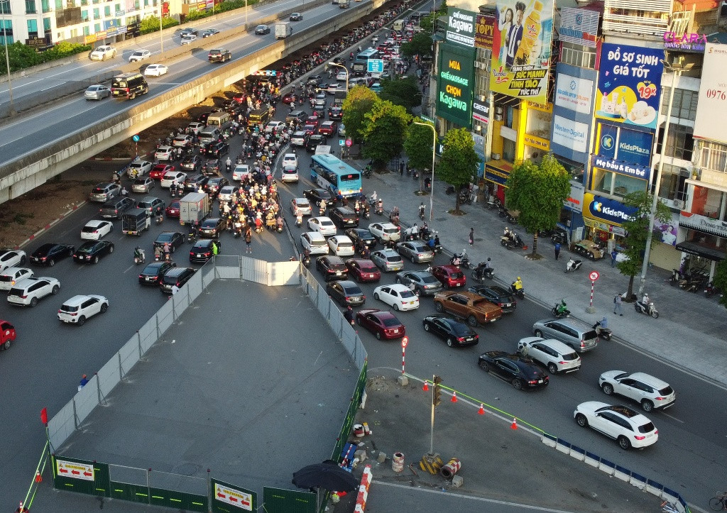 Thời điểm sau 17h hôm qua, phần lớn lượng xe từ đường Nguyễn Trãi - Hà Đông vào nút Thanh Xuân chỉ còn cách rẽ sang đường Nguyễn Xiển.