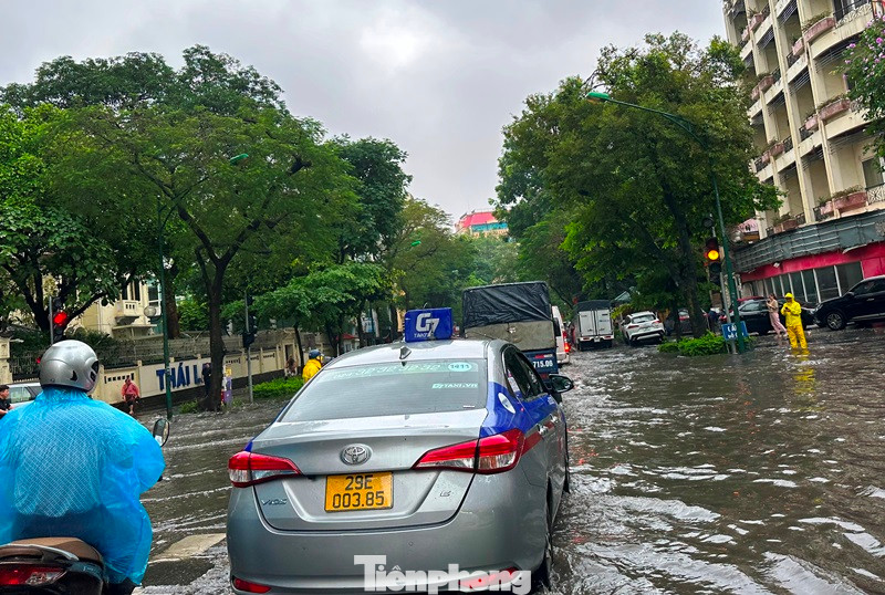 Nút giao Lý Thường Kiệt - Phan Bội Châu ngập nặng.