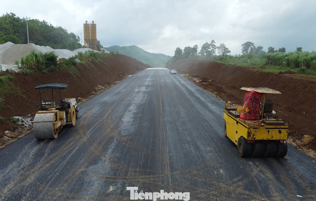 Tuyến đường có mục tiêu hoàn thiện cao tốc Bắc - Nam đoạn qua Thanh Hóa, nối thông với dự án cao tốc thành phần Nghi Sơn - Diễn Châu cũng có tiến độ thông xe vào dịp 2/9 năm nay.