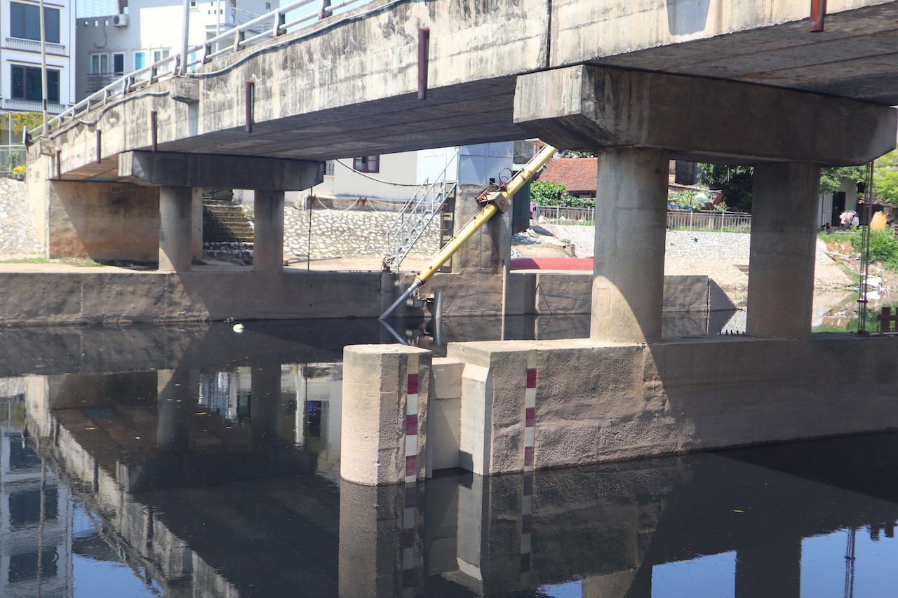 Từng là “rốn" thoát lũ phía Tây của Thủ đô, dù bao nỗ lực nhưng những dòng nước “chết" trên sông Nhuệ bao nhiêu năm vẫn chẳng thể nào hồi sinh.