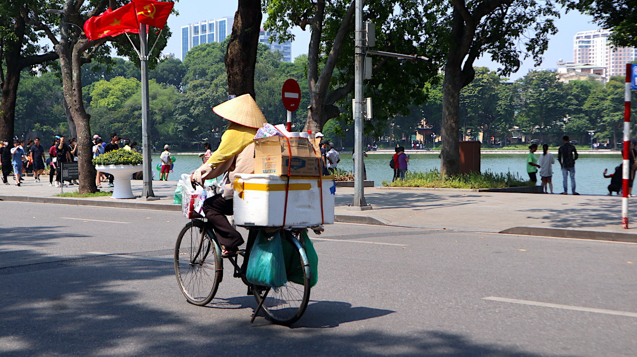 Trong ngày đầu khá nắng nóng, trên nhiều tuyến phố, những người công nhân vệ sinh môi trường vẫn miệt mài thu gom rác.
