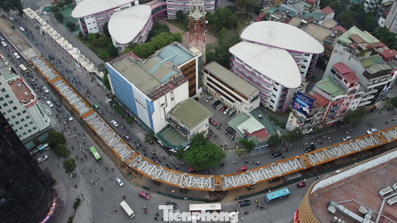 Với sự có mặt của CSGT và trật tự phường để hướng dẫn, điều tiết giao thông, trong khoảng thời gian sau 18h ùn tắc tại nút giao Chùa Bộc - Phạm Ngọc Thạch đã giảm.