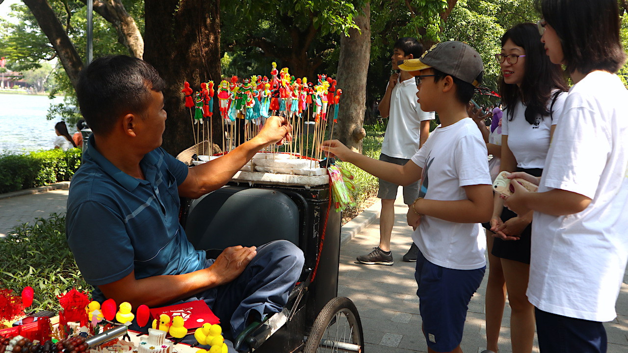 Những người bán tò hè được trẻ em yêu thích khi trực tiếp làm cho người dân và du khách trải nghiệm.