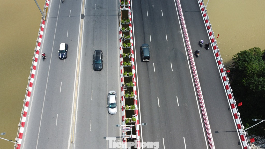 Nhưng với cầu cũ không có dải phân cách cứng chia tách làn ô tô, xe máy như cầu mới. Nhưng với cầu cũ không có dải phân cách cứng chia tách làn ô tô, xe máy như cầu mới.