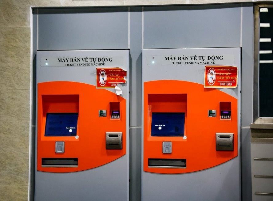 Ngoài giao dịch trực tiếp có nhân viên phục vụ, hệ thống bán vé của Metro Nhổn - ga Hà Nội còn có máy bán vé tự động Ngoài giao dịch trực tiếp có nhân viên phục vụ, hệ thống bán vé của Metro Nhổn - ga Hà Nội còn có máy bán vé tự động