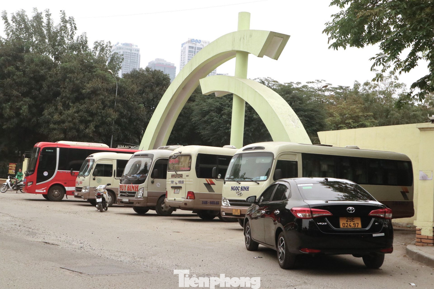 Một cổng ra vào công viên Cầu Giấy trở thành nơi đỗ xe thường xuyên của nhiều xe khách hợp đồng và xe khách treo biển bến xe Mỹ Đình đi các tỉnh. Một cổng ra vào công viên Cầu Giấy trở thành nơi đỗ xe thường xuyên của nhiều xe khách hợp đồng và xe khách treo biển bến xe Mỹ Đình đi các tỉnh.