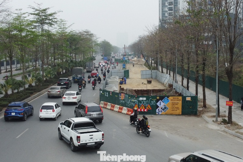 Giao thông đi lại thường xuyên khó khăn, ùn tắc vào giờ cao điểm.