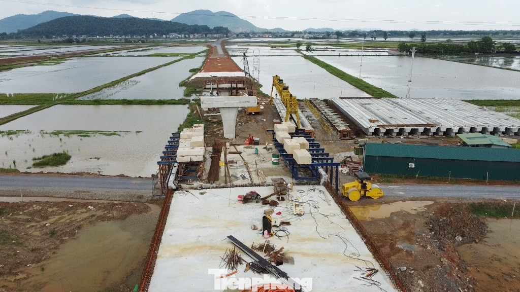 Mặc dù thi công trong phạm vi hàng rào riêng biệt, nhưng nhiều thời điểm trong ngày thời gian qua, PV Tiền Phong ghi nhận công trường vắng bóng công nhân thi công.