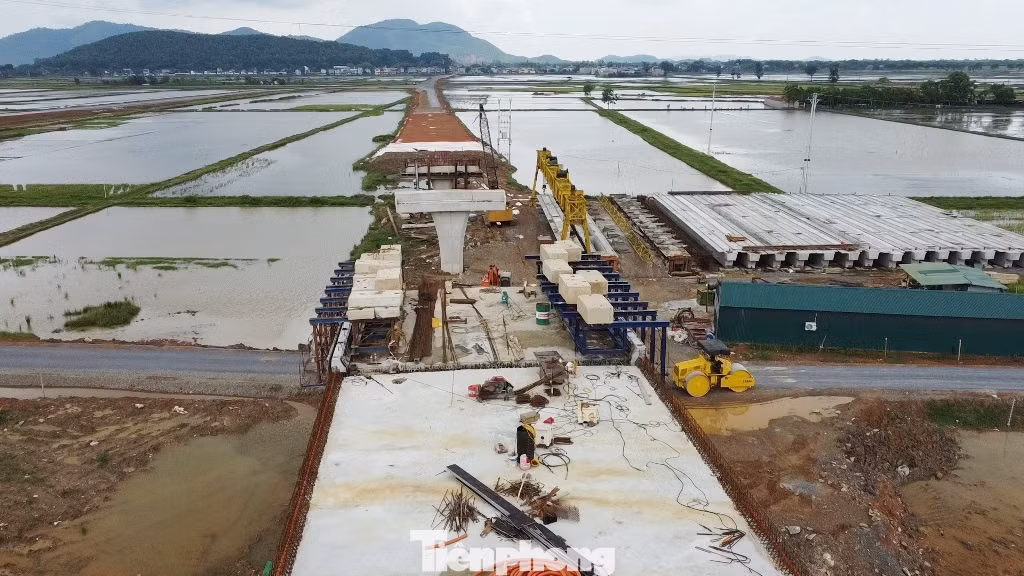 Mặc dù thi công trong phạm vi hàng rào riêng biệt, nhưng nhiều thời điểm trong ngày thời gian qua, PV Tiền Phong ghi nhận công trường vắng bóng công nhân thi công.