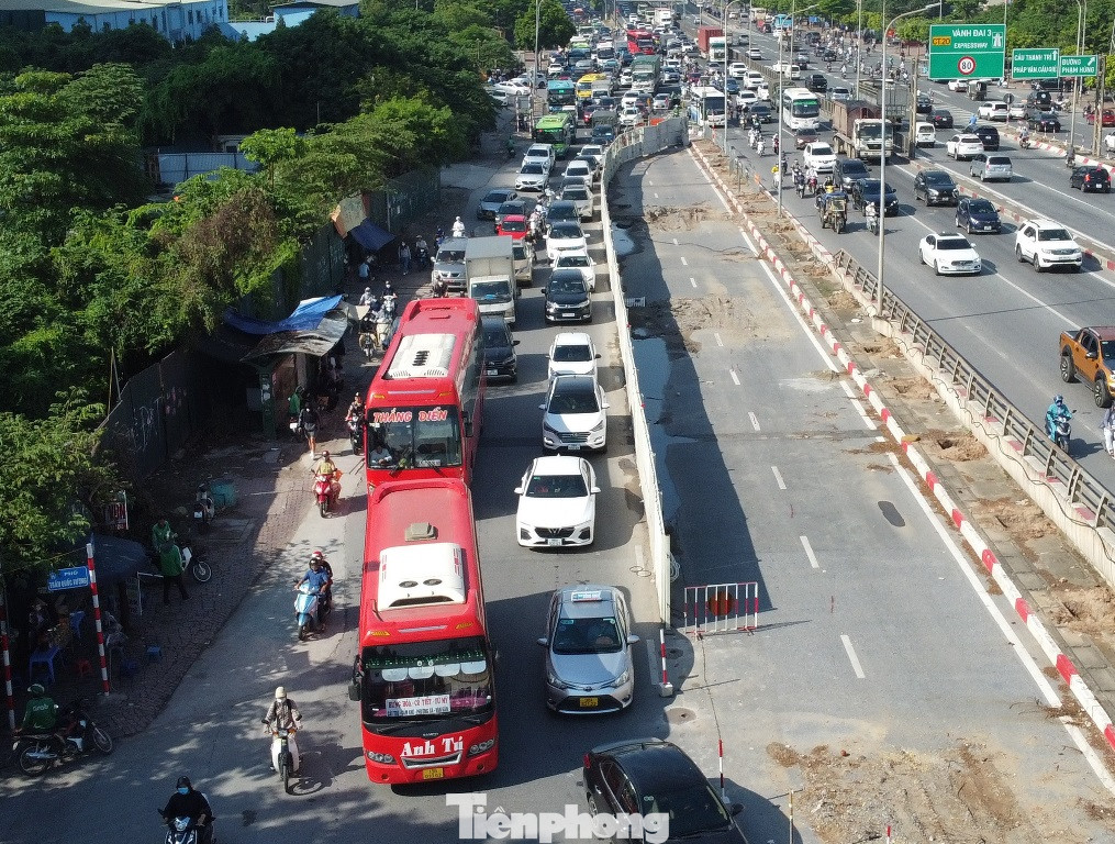 Tuy phương án phân luồng của Sở GTVT Hà Nội là cấm xe khách, xe buýt, xe tải qua nút nhằm giảm lưu lượng xe, nhưng sáng nay xe khách vẫn nối hàng qua nút Mai Dịch.