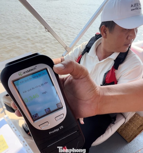 Một lái tàu chở khách trên sông bị phát hiện nồng độ cồn vượt 0,346 mg/l khí thở.