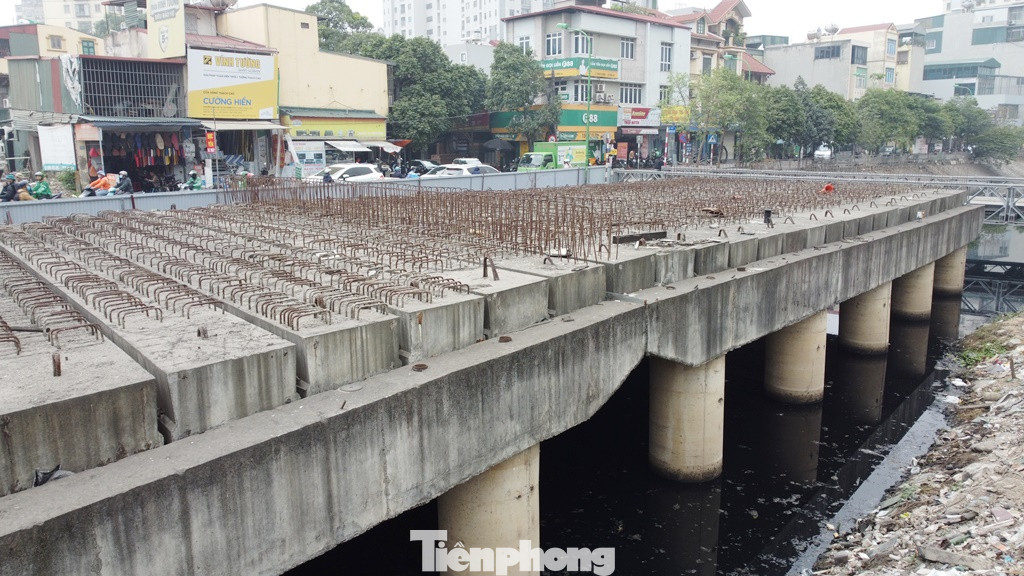 Tại đoạn qua sông Lừ, dự án đường Vành đai 2,5 sẽ xây một cây cầu mới có mặt cắt rộng khoảng 40 mét, nằm sát cầu Định Công hiện nay.