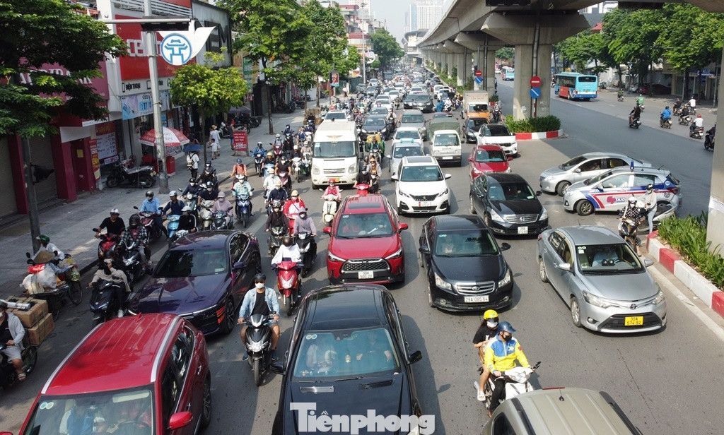 Đến 8h, ùn tắc trên đường Nguyễn Trãi đoạn từ hàng rào đã kéo dài, phương tiện nhiều thời điểm đứng yên trên đường.