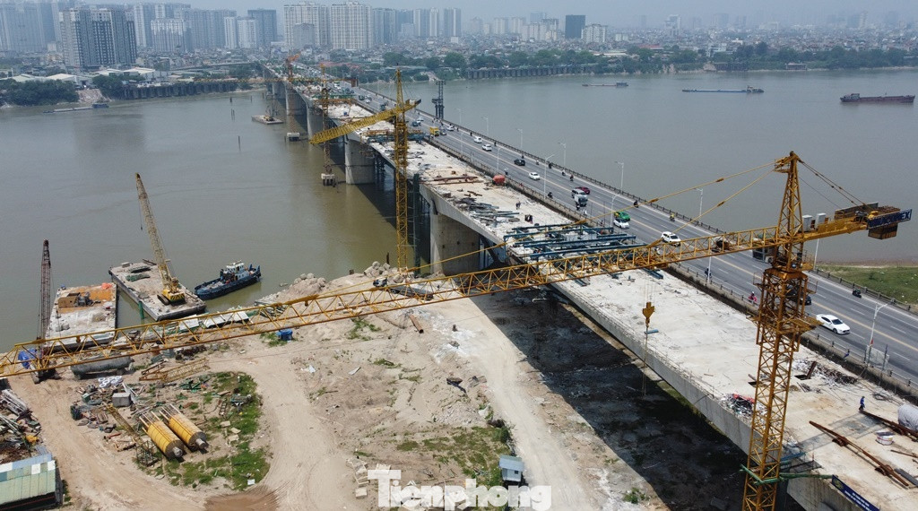 Trong hơn tuần qua, dự án đã hoàn thành xây dựng phần cầu chính vượt sông Hồng theo hướng đổ trụ và dầm ở hai bên bờ rồi đuổi chạy ra đến giữa sông.